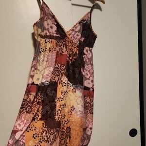 Multicolored knee-length sleeveless sundress with v-neckline for casual wear